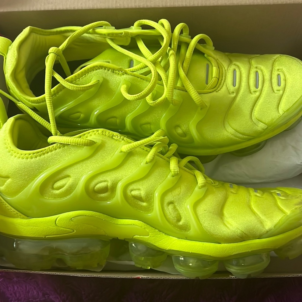 Worn 3 times. Lime green. Very comfortable